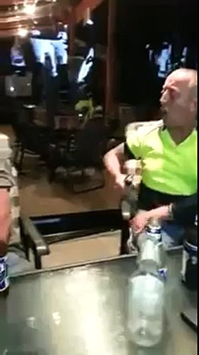 deux bu australiens de jouer avec un taser blague - 2016
