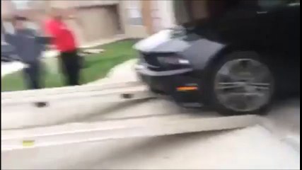 Le chargement d'une Ford Mustang tourne au désastre