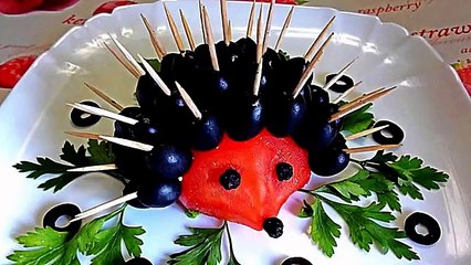 Ежик из помидора и маслин. Украшения из овощей. Hedgehog of tomato.Decoration tomato.