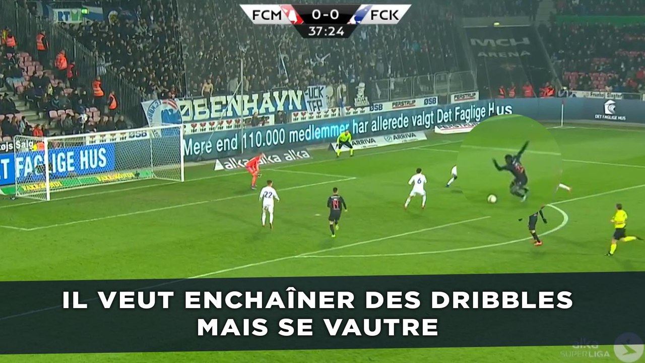 Il veut enchaîner des passements de jambes, mais se vautre complètement