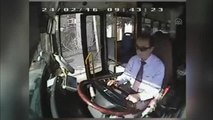 Direksiyon Başında Fenalaşan Otobüs Sürücüsü, Park Halindeki Araçlara Çarptı