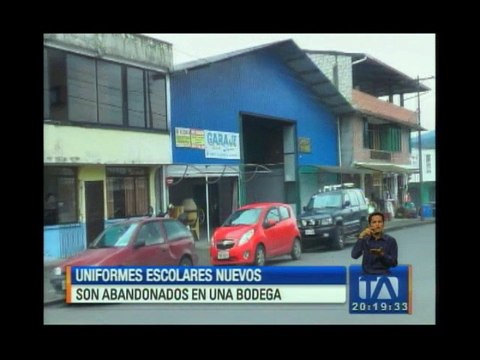 Puyo: Uniformes escolares nuevos son abandonados en una bodega
