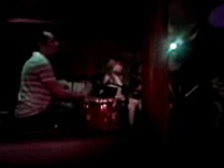 gaby castillo cantando en irish pub
