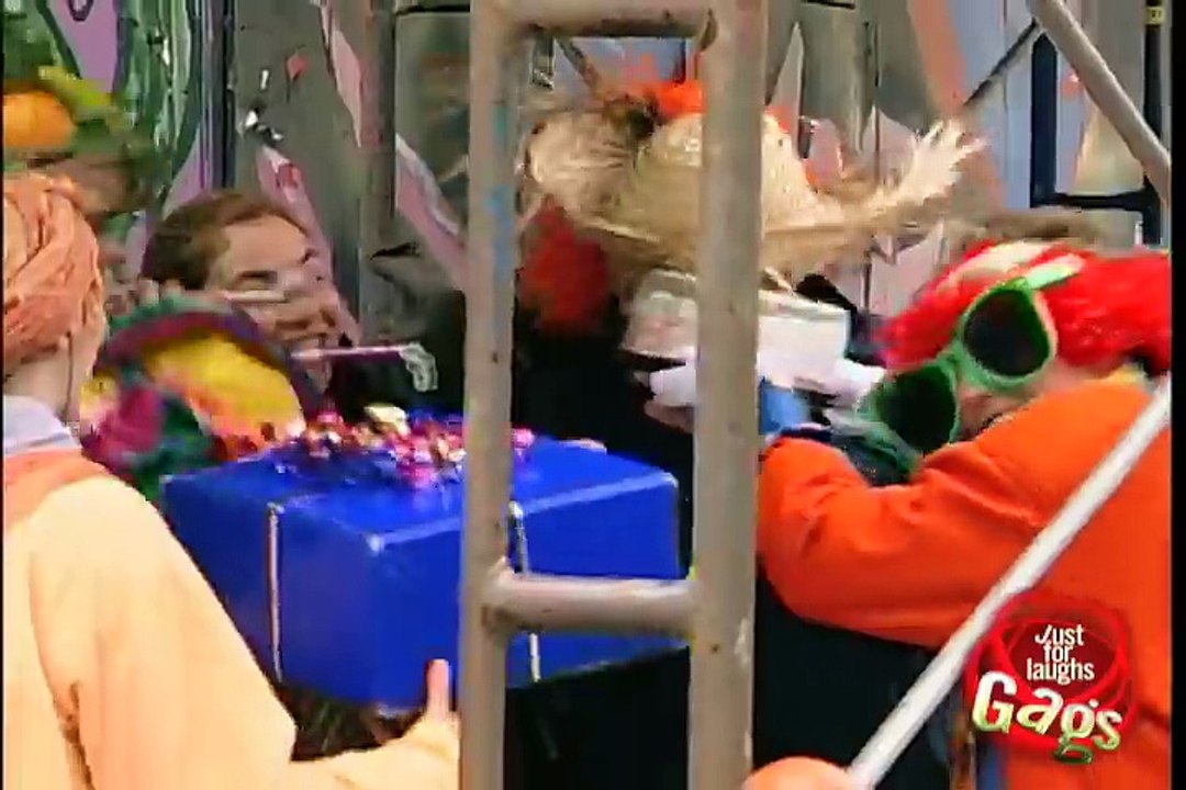 Relax Daily_Surprise Clown Attack