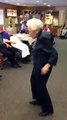 Une centenaire se lève et se prépare à danser, mais ne quittez surtout pas ses jambes des yeux.