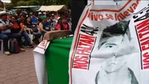Los padres de los 43 estudiantes desaparecidos piden en Iguala ayuda en la búsqueda