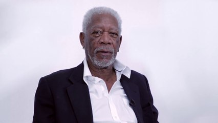 Morgan Freeman lit sur un ton dramatique Love Yourself de Justin Bieber