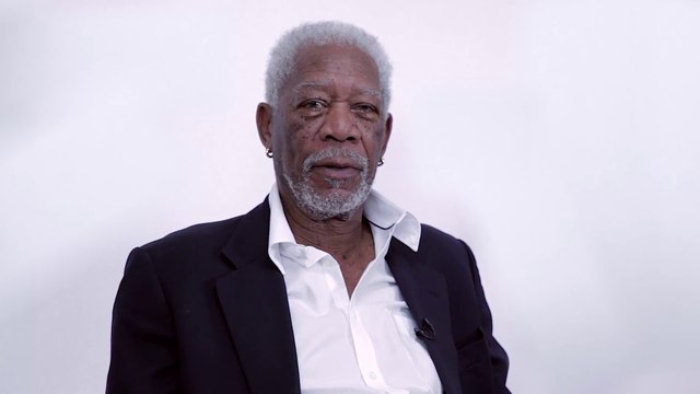 Morgan Freeman lit sur un ton dramatique Love Yourself de Justin Bieber