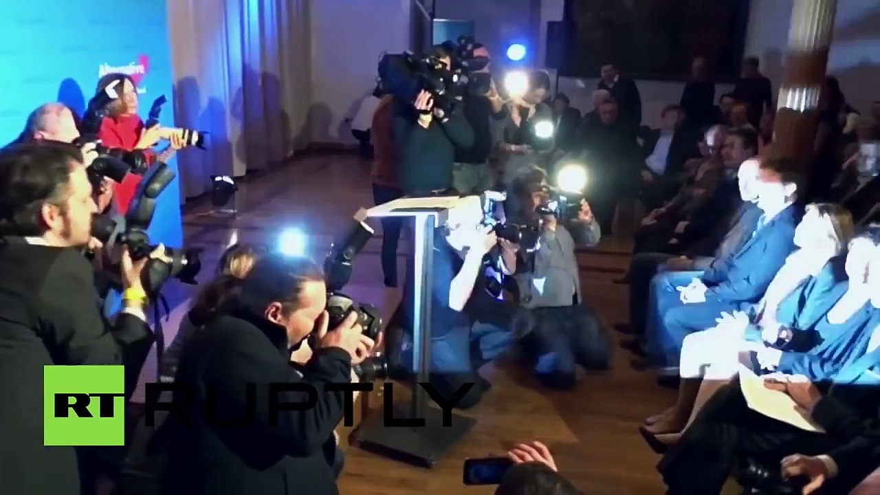 Antifa stört AfD-Konferenz im Augsburger Rathaus – Rund 2.000 Menschen demonstrieren vor dem Gebäud