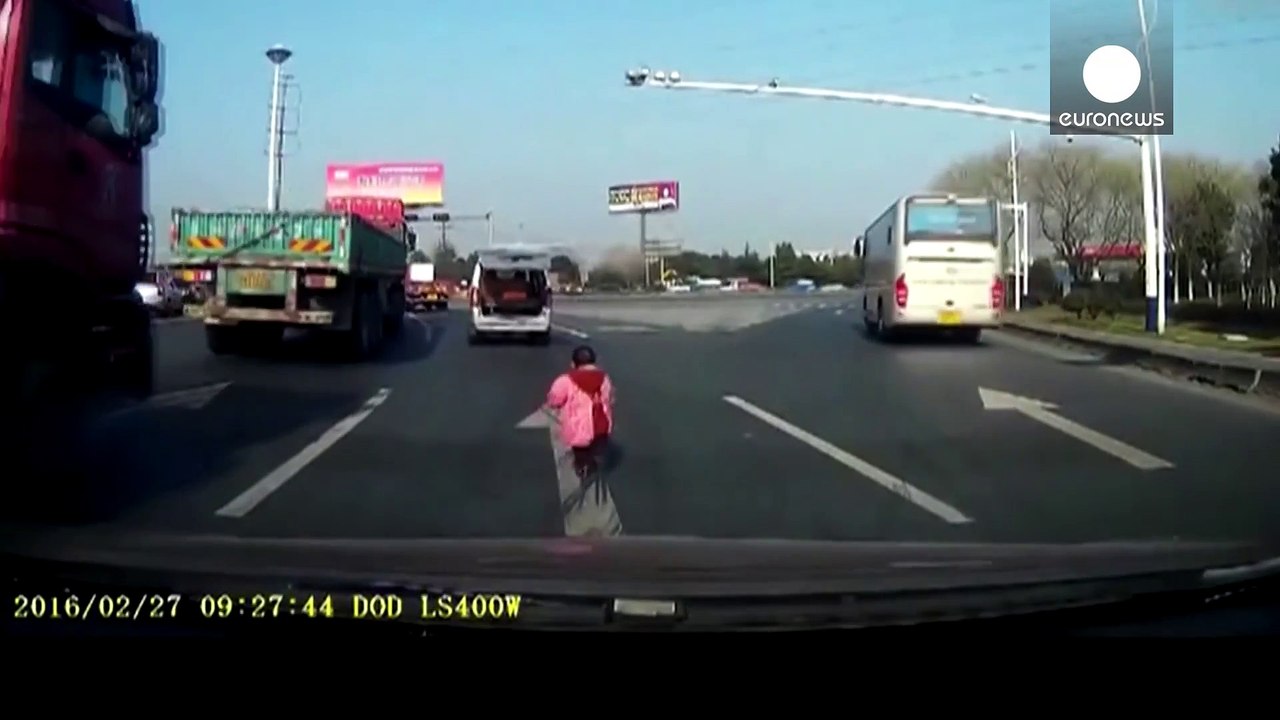 Un jeune enfant chute du coffre d'une voiture qui roule sur une route aux heures de pointe en chine.