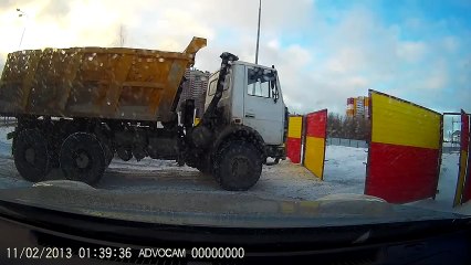 Три мужика и ворота