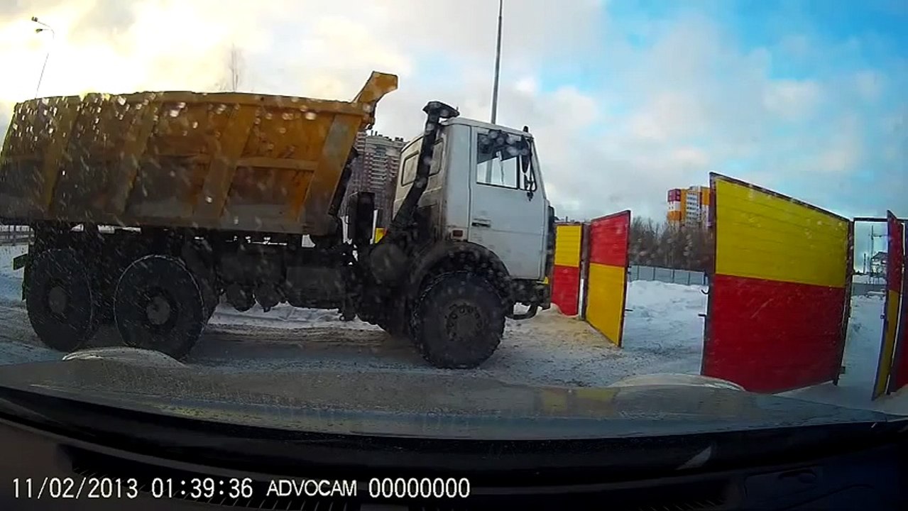 Три мужика и ворота