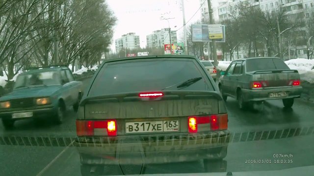 Un chien qui traverse la route provoque un accident en russie