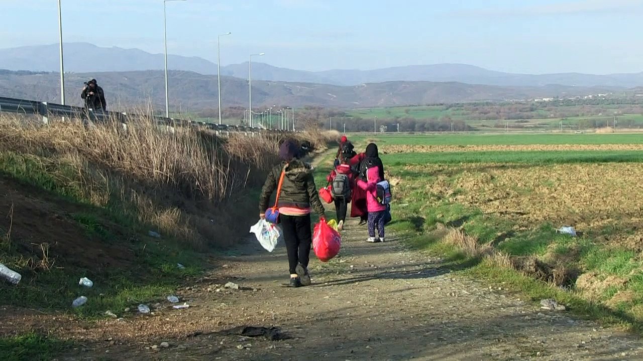 Tusk blasts errant EU states, warns economic migrants