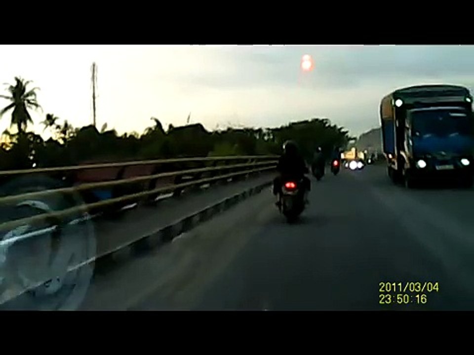 Beginilah akibatnya kalo melamun saat berkendara.Lucu atau