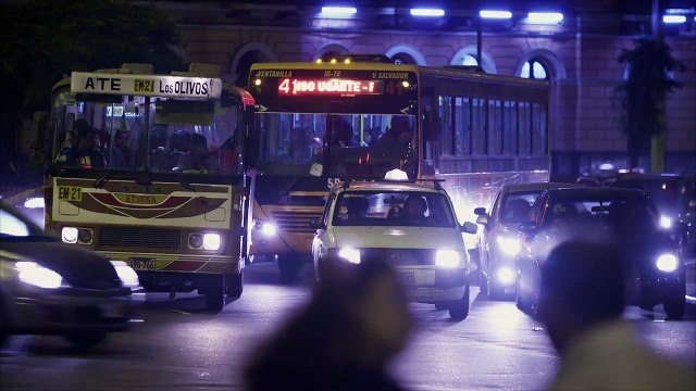 Deux barges font des cascades de fou en pleine rue avec leurs motos