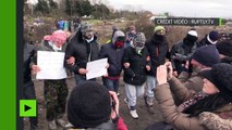 Des réfugiés se cousent la bouche en protestation contre le démantèlement de la jungle de Calais