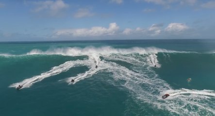 Plusieurs jet-skis font demi-tour pour éviter une catastrophe !