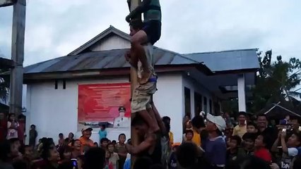 Lucu ! Celana Melorot Saat Panjat Pinang