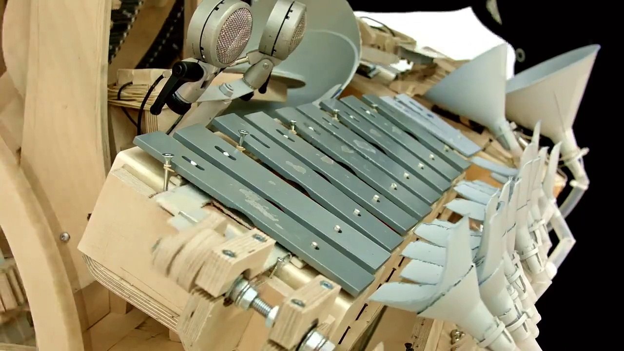 Il fabrique une boite à musique géante le résultat est incroyable !