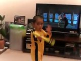 طفل صيني يقلد بروسلي