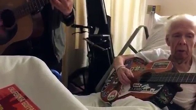 Il rend visite à son professeur à l’hôpital avec deux guitares. La réaction du prof est surprenante !