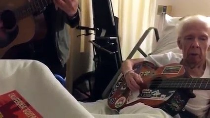 Il rend visite à son professeur à l’hôpital avec deux guitares. La réaction du prof est surprenante !