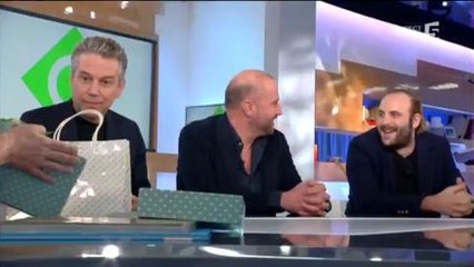 "C à vous" : le cadeau surprenant de François Damiens à  Anne-Elisabeth Lemoine