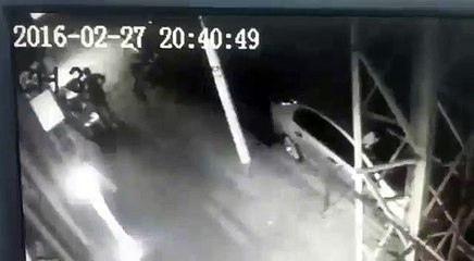 Asalto del ladrón con pistola de Juguete