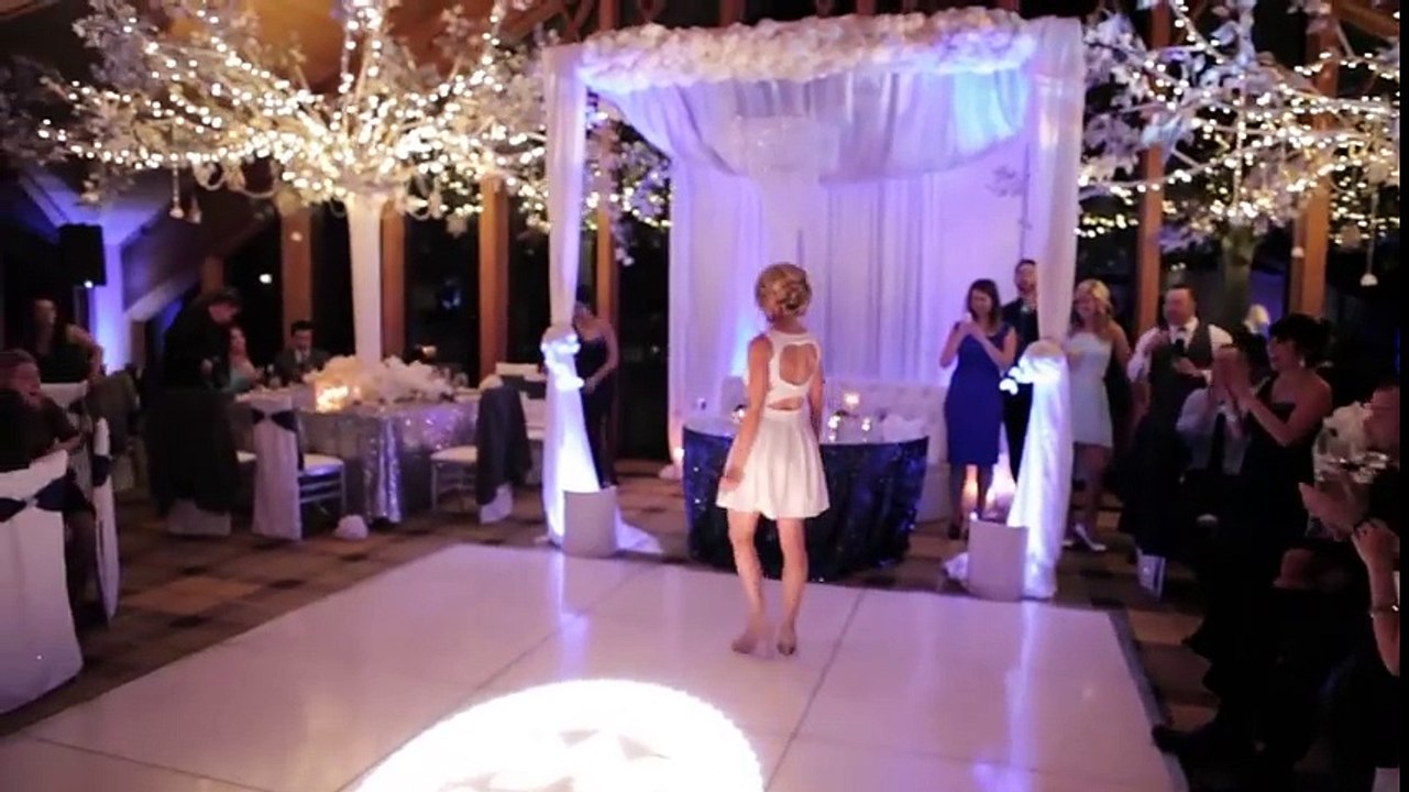 Ce couple ouvre leur bal de mariage en dansant au rythme du Dirty Dancing. Remarquable !