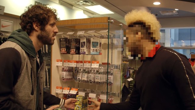 Le rappeur Lil Dicky essaie d'avoir des trucs gratuits dans new york... Pas facile
