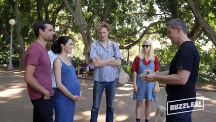 Un magicien de rue fait disparaitre un bébé pas encore né. Parodie hilarante
