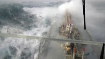 Un bateau super Tanker dans la tempête en mer du nord.