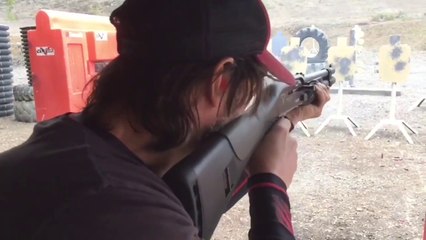 Keanu Reeves défonce tout dans cette séance de tir. Un vrai tireur d'élite!