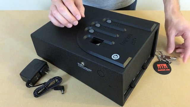 Cet homme crochète avec un trombone une boite pour arme à feu protégée par empreinte digitale