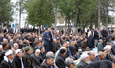 Demirtaş, Cuma'yı Diyarbakır'da Kıldı; Fezleke Resti Çekti