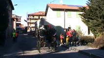 Lurate Caccivio 20-02-2010:sindaco Palamara davanti ai carri del carnevale