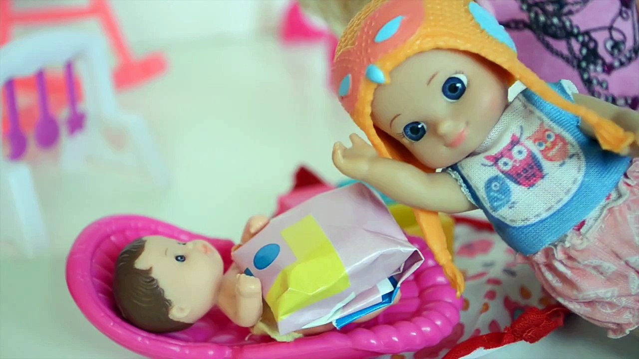 Barbie Mari e os Bebes Gemeos recebem visita do Gabriel e Anna Do Frozen!!! [Parte 5] Em Portugues