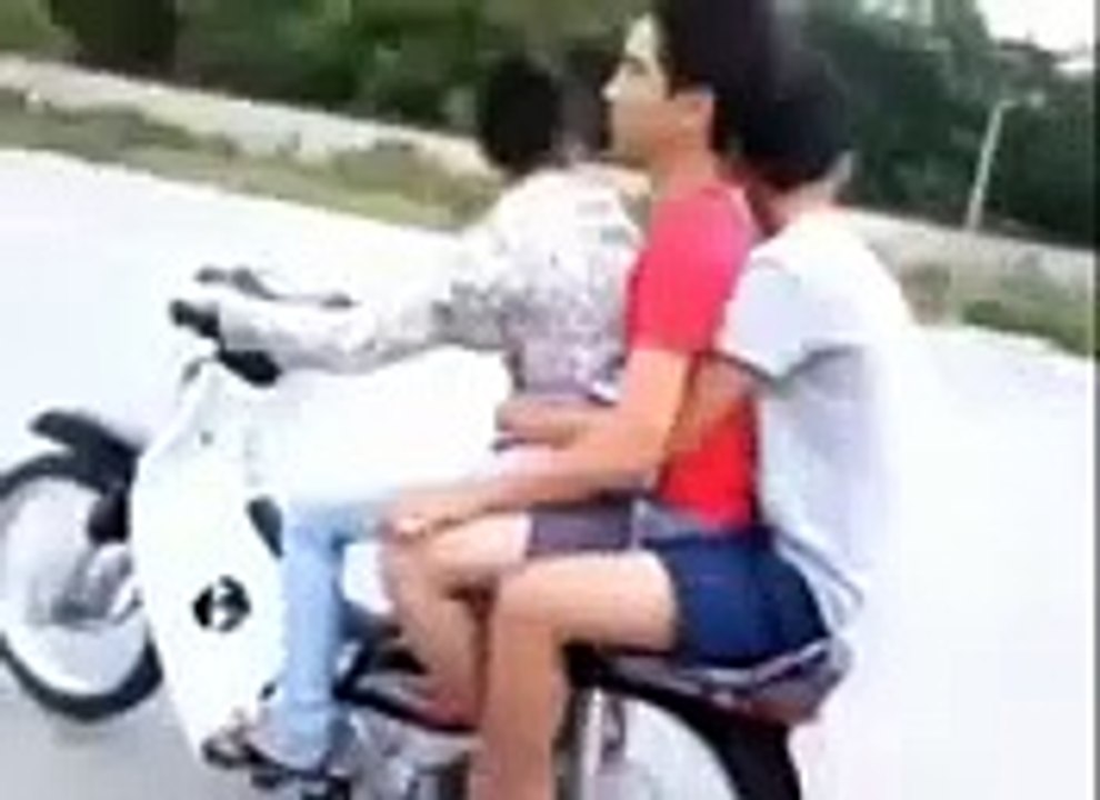 Lucu  JATUH DIMOTOR SAAT ANGKAT BAN