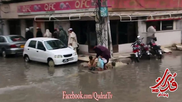 کوئٹہ شہر کو ستر سال بعد بھی ترقی نصیب نہ ہوئی یہاں سیاست دان ارب کھرب پتی بن گئے لیکن شہر کو صفائ اور نکاس آب کا نظام نصیب نہ ہوا بارش کا پانی گلی کوچوں میں اور شہر کے معروف ترین سڑکوں پر بہہ رہاہے