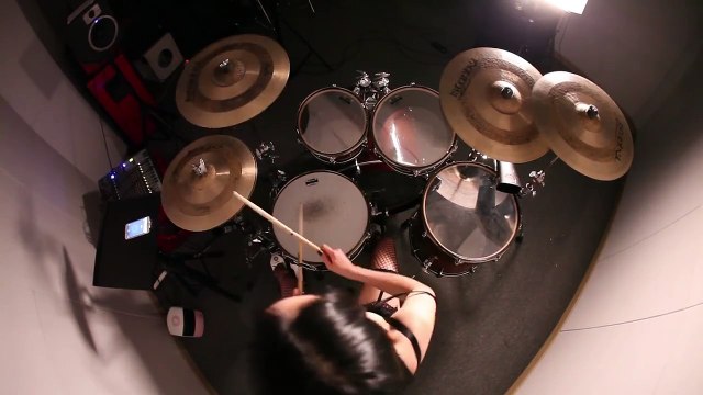 Une jolie fille fait une reprise de Guns N' Roses en petite tenue...