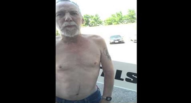 Vieil homme ivre attaque un peintre