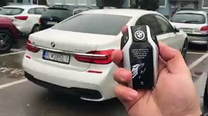Vea cómo este BMW retrocede a control remoto