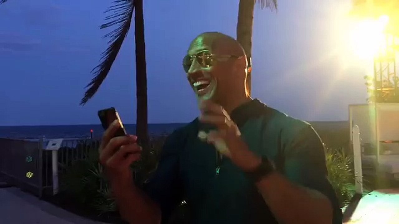 Dwayne Johnson annonce le retour de David Hasselhoff pour le film "Alerte à Malibu"