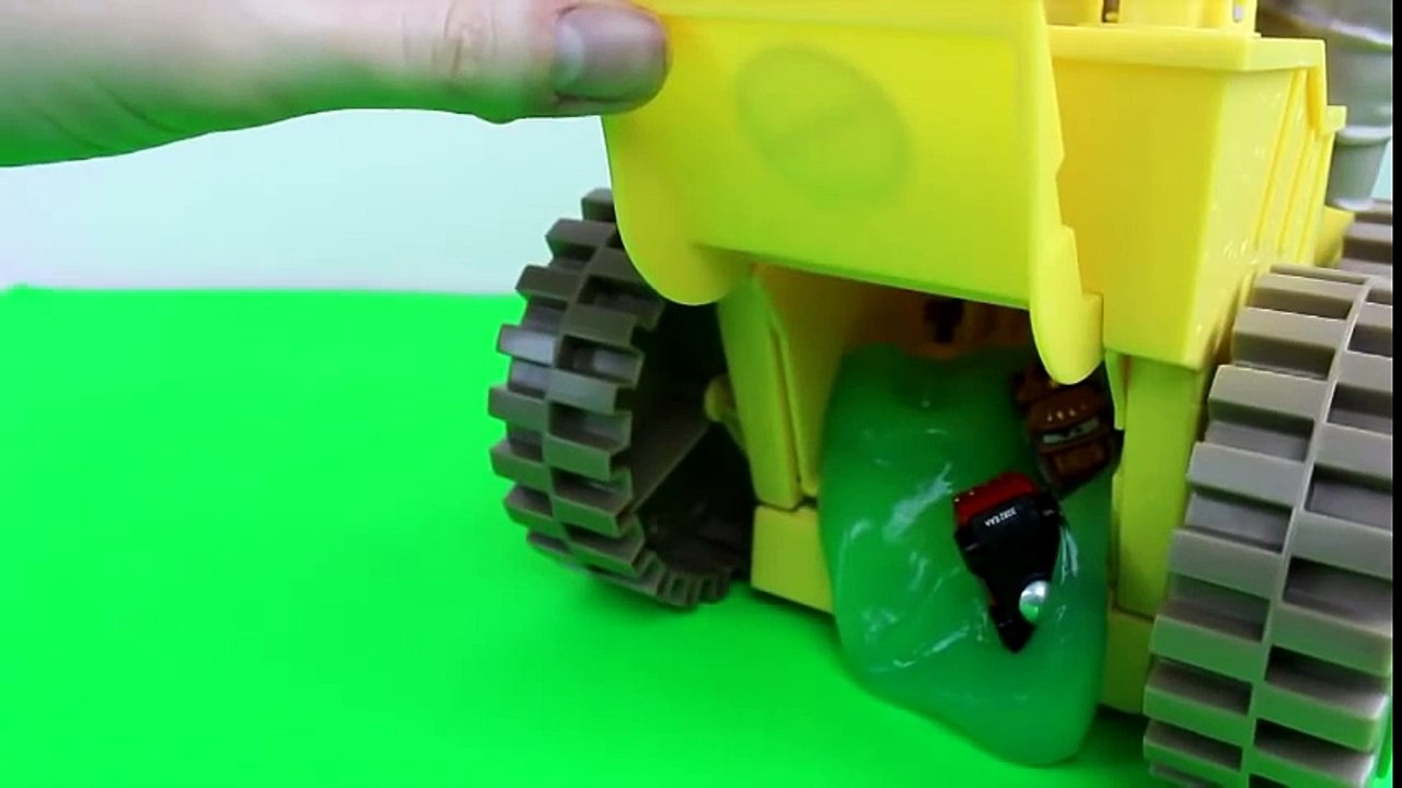 Disney Pixar Cars Lightning McQueen & Mater get Slimed by Disney Cars Screaming Banshee