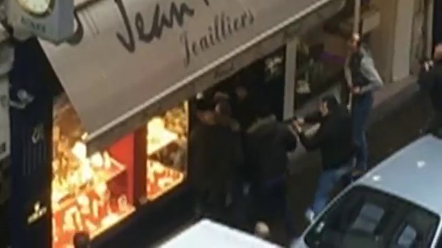 Des braqueurs armées et bloqués dans le sas d'une bijouterie