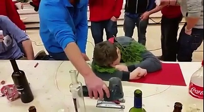 Il découpe une table pour faire tomber un homme saoul