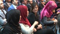 Başbakan Davutoğlu'nun Hollanda'da İşitme Engelli Genç Kız ile Diyaloğu