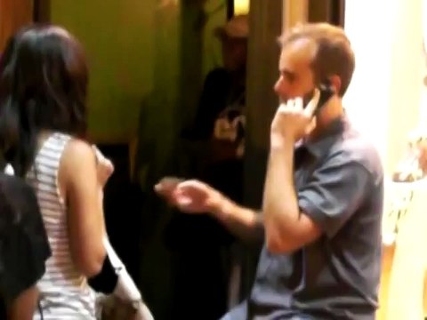 Se faire passer pour le videur à l'entrée d'un night club. Blague énorme