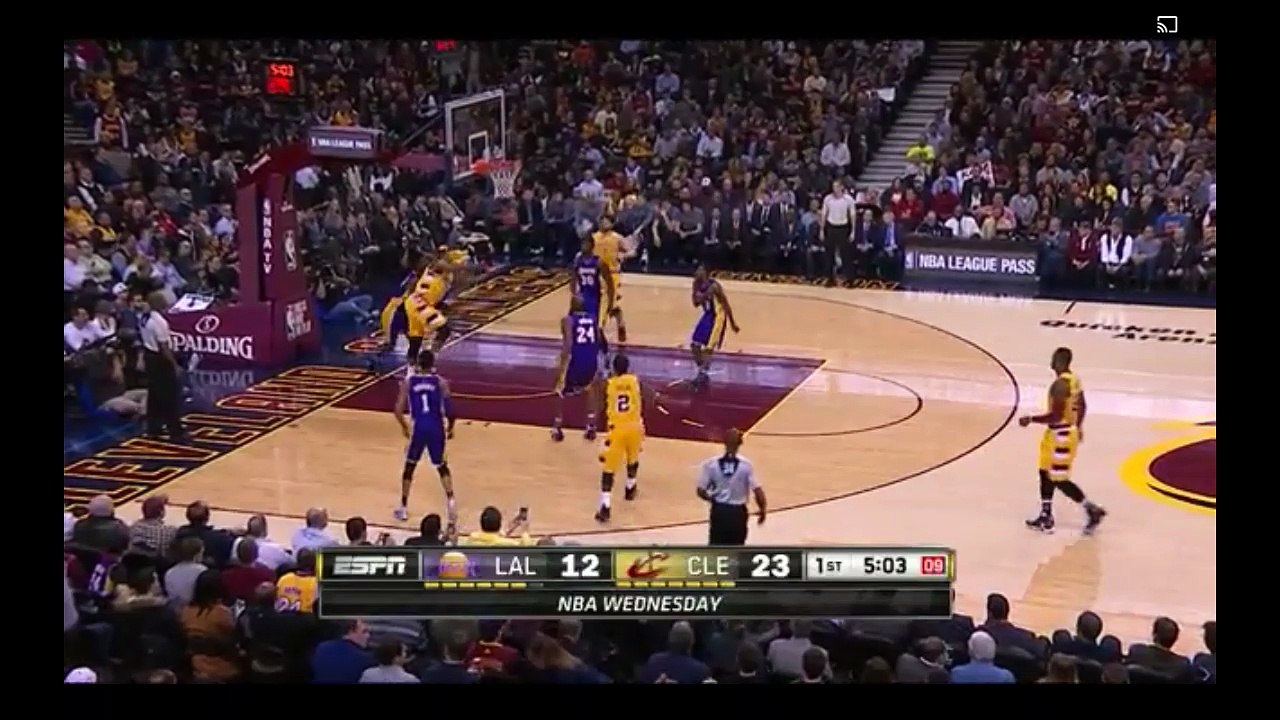 D'Angelo Russell se prend un cross et la balle dans la tête